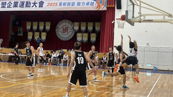 1107男籃循環賽於明志科技大學體育館，南亞科對明志校友圖片