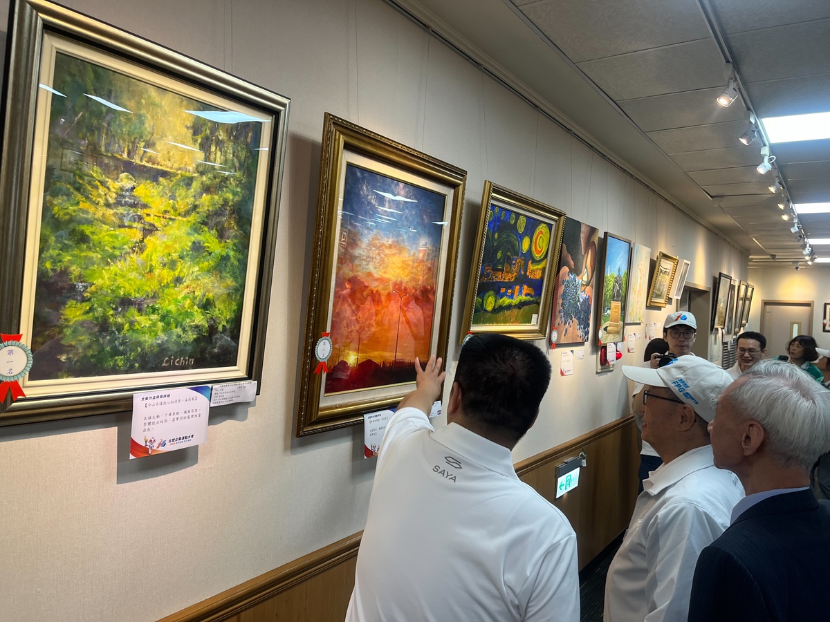 總裁親臨文藝展現場圖片