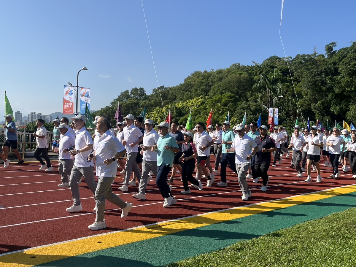 企業主管及貴賓進行5000公尺慢跑圖片