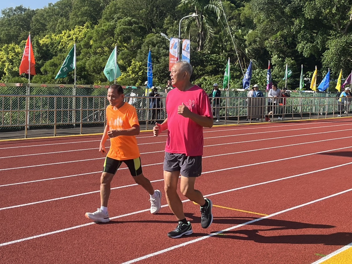 劉祖華校長與貴賓進行5000公尺慢跑圖片