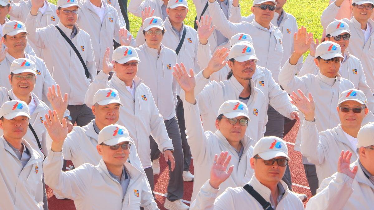 運動員精神抖擻的進場圖片