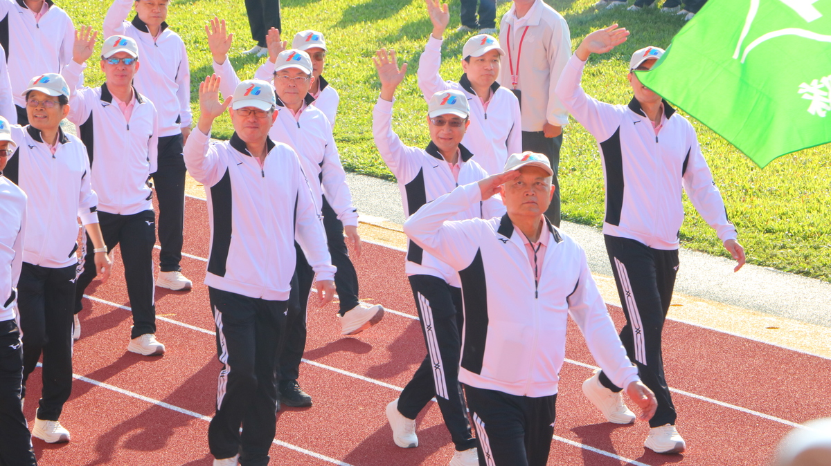 運動員精神抖擻的進場圖片