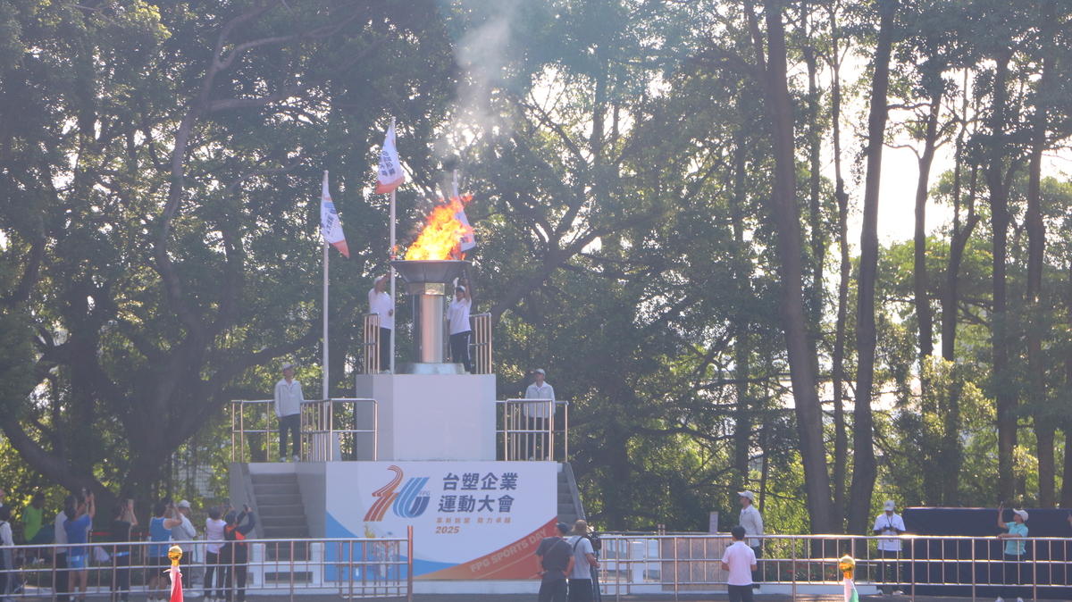 聖火台的勝利之火熊熊燃燒圖片