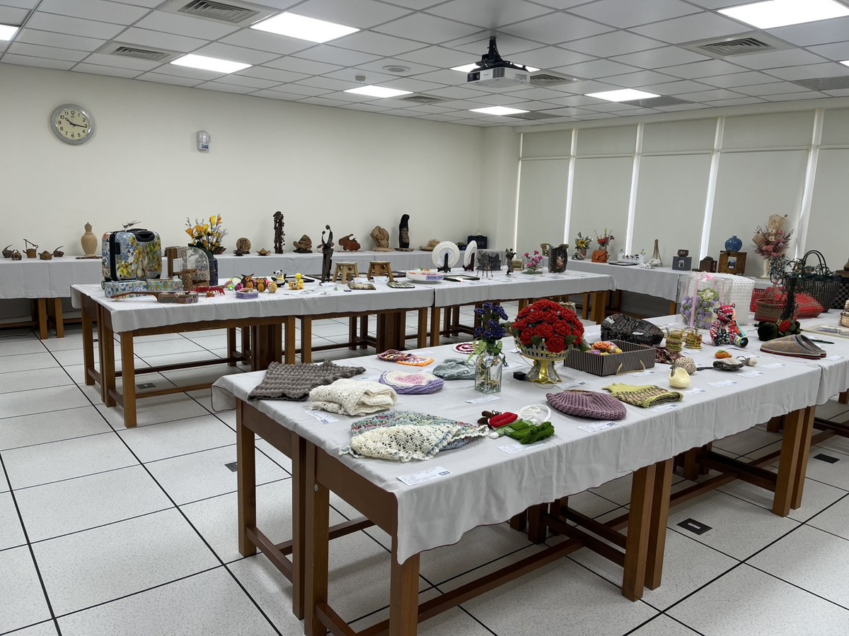 圖資大樓二樓文藝展手工藝作品圖片